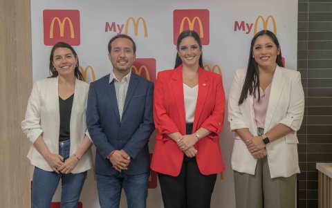 Diana Muñoz, consultora de Operaciones; Hugo López, gerente de Business IT; Cecilia Avilés, gerente de Marketing; y Paola Caicedo, gerente de Comunicación.