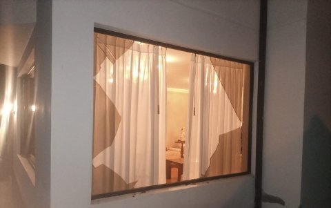 Los delincuentes rompieron puerta y ventanas para ingresar a los domicilios.