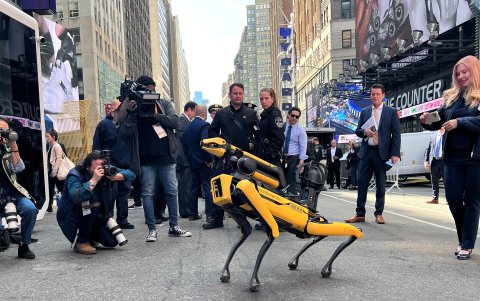 Un grupo de fotógrafos retratan al robot Digidog durante una conferencia de prensa para presentar nueva tecnología policial celebrada hoy en Times Square, Nueva York.