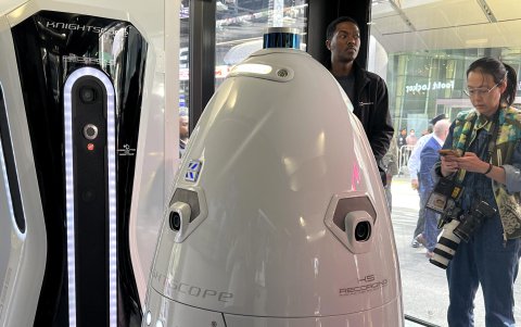 Personas observan el robot K5, que permite dar información en tiempo real a los agentes.