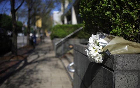 Flores dejadas por simpatizantes tras un tiroteo masivo que dejó al menos cinco personas muertas y al pistolero en el Old National Bank en el centro de Louisville, Kentucky