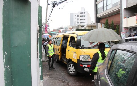 Apoyo. Los padres se han organizado para dar seguridad en la salida y entrada de las aulas. Ellos también pueden alertar sobre un servicio de transporte sospechoso.