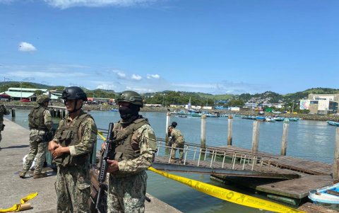 En abril de 2023, hombres en una embarcación asesinaron a personas en el puerto pesquero de Esmeraldas.