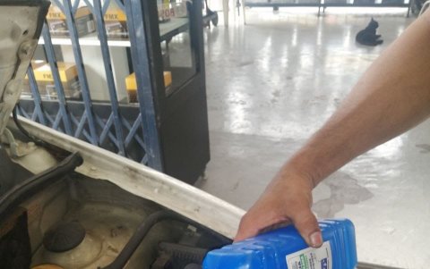 La revisión del agua es uno de los cuidados que se realizan cuando la batería empieza a desgastarse.