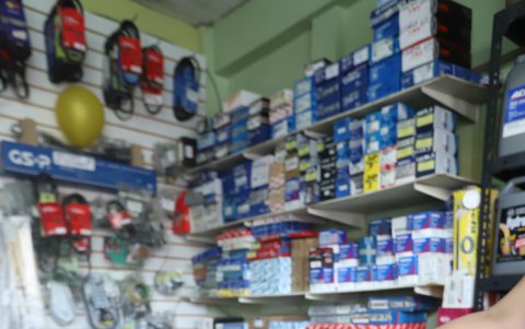 Calle Ayacucho. Látigos, como los de la imagen, y bates de madera son utilizados por los comerciantes para defenderse de los antisociales.