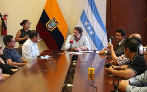 Francesco Tabacchi, durante la reunión con los comerciantes de la bahía.