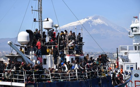 Parte de los 600 migrantes rescatados en un arrastrero a unas 100 millas de la costa de Sicilia llegan al puerto de Catania, Italia, este miércoles 12 de abril de 2023