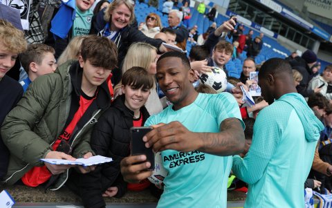 Pervis Estupiñán tomándose fotos con los fans.