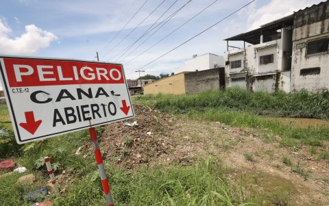 Para evitar que sus casas se caigan, los vecinos han colocado piedras y tierra, junto al canal, pero esto no ha sido suficiente para solucionar el problema.