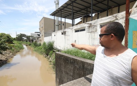 En Samanes 4, las zanjas que colindan con las viviendas se han convertido en un problema.