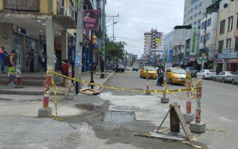 En la calle principal del centro de La Libertad aún se ven obras inconclusas.