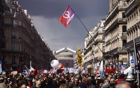 Miles de personas participan en una nueva jornada de manifestación contra la reforma de las pensiones del gobierno en París, Francia, el 13 de abril de 2023.