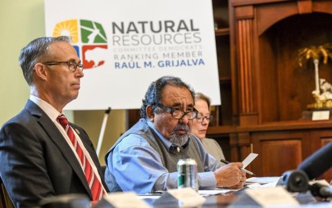 Raúl Grijalva (c) pertenece a la Comisión de Recursos Naturales del Congreso de EE. UU.