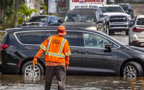 Fuertes aguaceros inundaron Fort Lauderdale y partes del sur de la Florida desde el miércoles por la noche en un evento histórico, según Servicio Meteorológico Nacional de Miami.