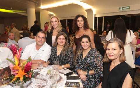 Isabel Wagner, Pilar de Massoud, Raúl Auad, Fabiana Álvarez, María José Álvarez y Gini Schneidewind.