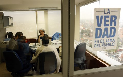 Labor. Familiares de un desaparecido conversan con  funcionarios durante una toma de muestras de ADN.