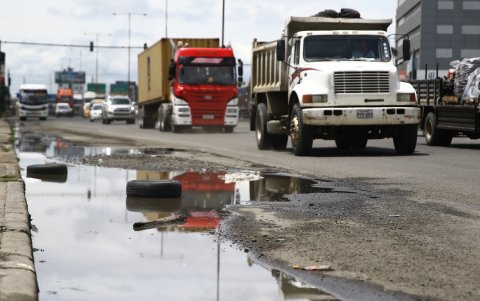 Ciudadelas. Dentro de ciudadelas como Villa Club y La Joya, se pueden contar cerca de 110 baches en ambos lados de estas dos calles internas que están conectadas.