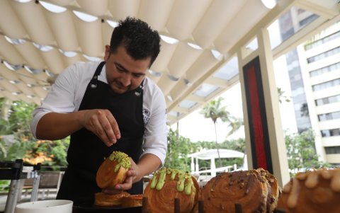 El chef pastelero Juan Sarango ultima detalles a un croissant relleno de ganache de pistachos.