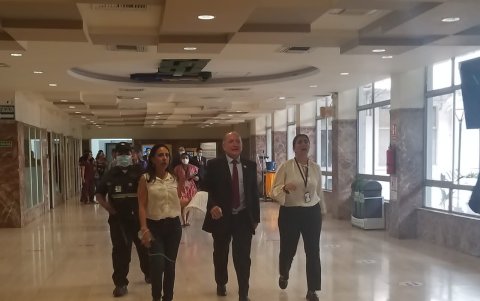 Al menos una docena de militares se han sumado a la vigilancia externa e interna en el Hospital Teodoro Maldonado Carbo.