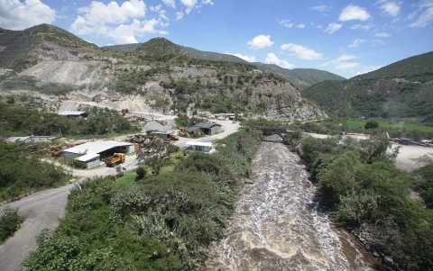 Río Guayllabamba. Según el conocimiento de la empresa municipal Agua de Quito, este es uno de los cuatro afluentes más sucios de Quito. Es un foco de todo tipo de desechos.
