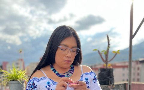 Sisa Morocho bordando un camisón.