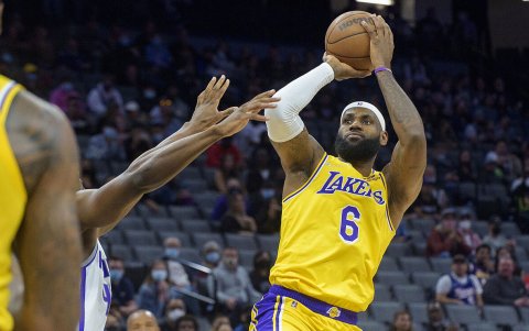 La camiseta de Los Angeles Lakers 2023 con el 6 de LeBron.