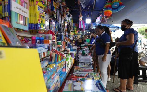 Mercado. Los cuadernos con lista completa cuestan 1 dólar, y sin llevar los libros 1,50 dólares. Eso hace que en almacenes como Tía estén más económicos.