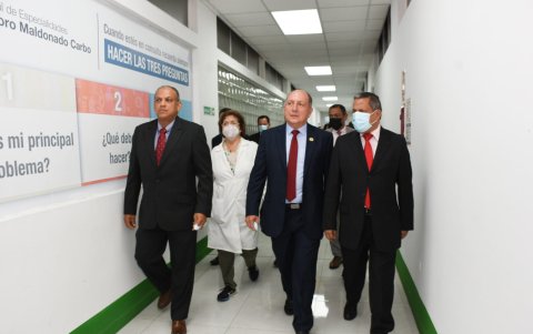 El entonces nuevo gerente del Hospital Teodoro Maldonado Carbo, Mac Mera Cárdenas, en abril pasado.