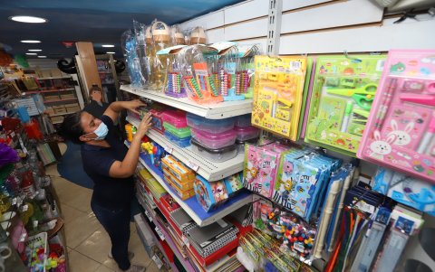 Tiendas.- Uno de los almacenes especializados en vender material para manualidades.