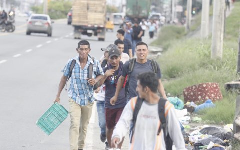 Poco a poco se abrió el paso vehicular en la vía a Daule, pero aún así se limitó la circulación de personas. A varios les tocó caminar