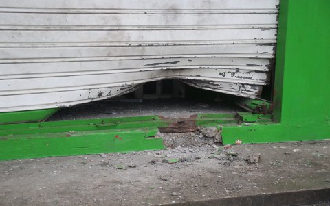 Explosión. La fachada de una farmacia distribuidora ubicada en Pascuales quedó destruida por una detonación.