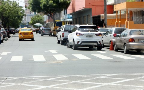 En las calles Vélez y Los Ríos, los carros se estacionan en doble columna a diario.