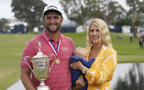 Jon junto a su esposa, la norteamericana Kelley Cahill con quien se casó en 2019. Juntos tienen dos hijos.