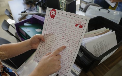 Fotografía tomada el 04 de abril de 2023 de las cartas que el presidente de Brasil, Luiz Inácio Lula da Silva, recibió en prisión.