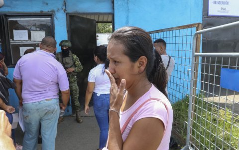Familiares de reos esperan información en los exteriores de la Penitenciaría del Litoral, tras el enfrentamiento que involucró a presos de los pabellones 3, 5, 8 y 9 .