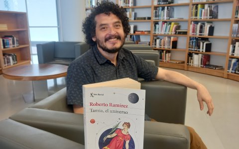 Estudió Literatura en la Pontificia Universidad Católica del Ecuador.