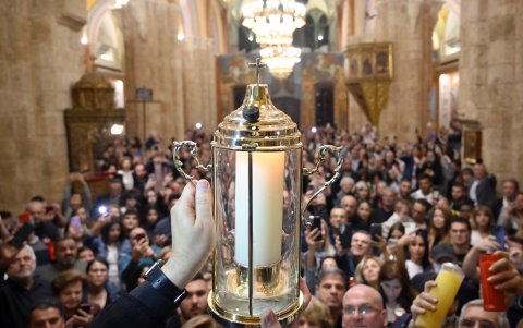 Según la tradición cristiana ortodoxa, el Fuego Sagrado nace espontáneamente cada Pascua por obra de Dios