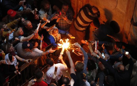 Alrededor de la tumba, cristianos ortodoxos, armenios, coptos y siríacos se agolparon.