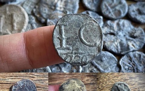 Monedas antiguas de distintas épocas descubiertas en el lodo fluvial londinense.