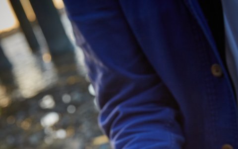 Lara Maiklem muestra un cráneo fosilizado, hallado en el fango. Foto: Michael White, cedida por la autora.