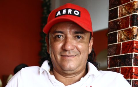 Rivera muestra el lugar donde quedó alejada la bala que le llevó a su sobrenombre.