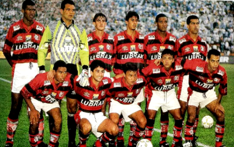 El  ecuatoriano (abajo, segundo desde la derecha) en filas del histórico brasileño estuvo por seis meses.