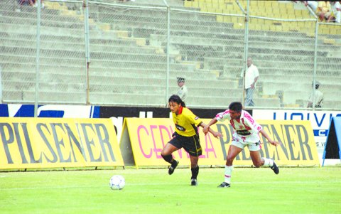 Rivera tuvo su idilio con Barcelona por varios años. Llegó en 1997 y volvió en varios períodos hasta que en 2007 se retiró ahí.