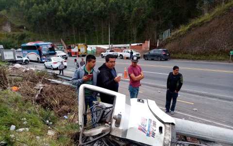 2. Evidencias. Algunas partes quedaron en la vía.