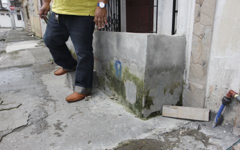 Muros. Tras lo vivido en marzo, en sectores como Sauces 6 y 8 en las casas y negocios comenzaron a construir muros de cemento para evitar que el agua lluvia ingrese a sus hogares.