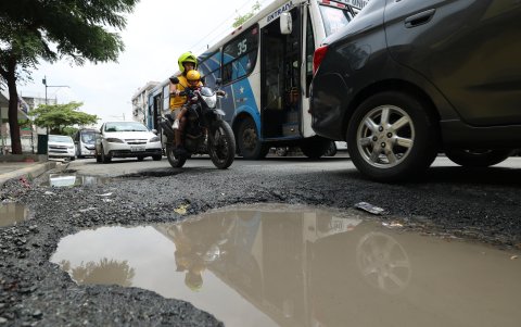 Calle Esmeraldas. Hay huecos en cada metro en ciertos tramos.