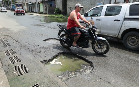 Mapasingue Este. Es una odisea circular en las calles. Vehículos y peatones están afectados por igual.