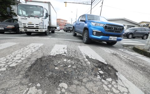 Urdesa. En la calle Quinta, en apenas 5 metros hay 4 baches enormes. 5. Samanes 7. El panorama no cambia desde hace un año.