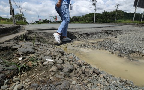 En algunos puntos, como al ingreso de Villa Bonita, los baches son bastante profundos.