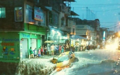 De este vehículo se quiso rescatar al ciudadano.